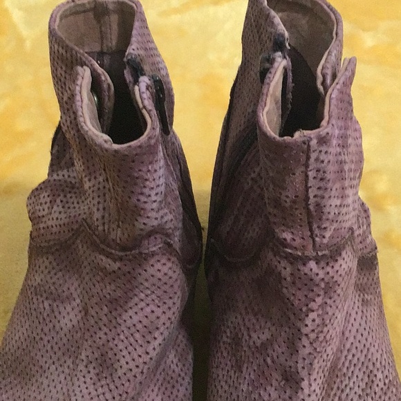 π FREE PEOPLE Pin Dot Distressed Leather Ankle Boots 5β Shaft Height Low Heel - Picture 4 of 11